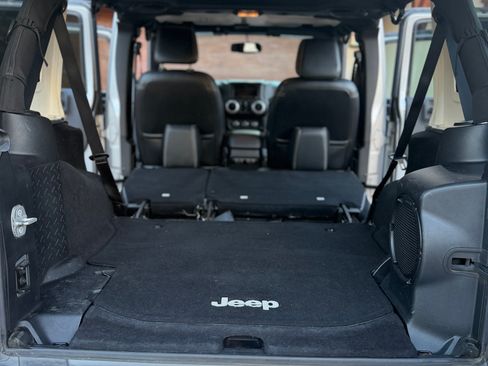 Used 2014 Jeep Wrangler Unlimited Sahara w/ Connectivity Group AWD/4WD image 9