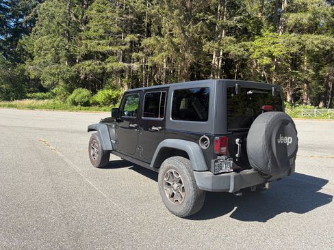 Used 2015 Jeep Wrangler Unlimited Rubicon AWD/4WD image 4
