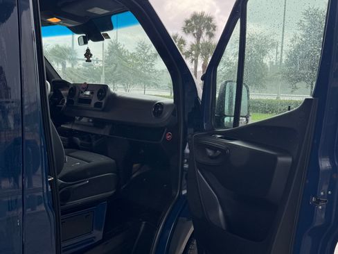 Used 2021 Mercedes-Benz Sprinter 2500 image 8
