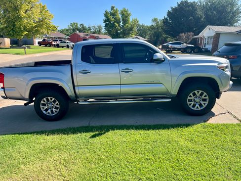 Used 2017 Toyota Tacoma SR5 w/ Tow Package RWD image 8