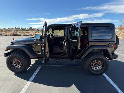 Used 2018 Jeep Wrangler Unlimited Sport image 9