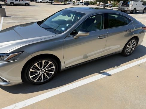 Used 2019 Lexus ES 350 w/ Premium Package FWD image 2