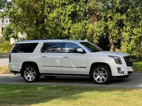 Used 2017 Cadillac Escalade ESV Luxury image 9