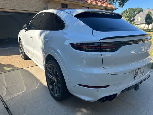 Used 2021 Porsche Cayenne Turbo image 4