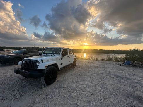 Used 2014 Jeep Wrangler Unlimited Sahara image 10