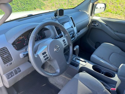 Used 2014 Nissan Frontier SV image 11