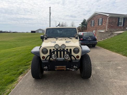 Used 2011 Jeep Wrangler Unlimited Rubicon w/ Trailer Tow Group image 2