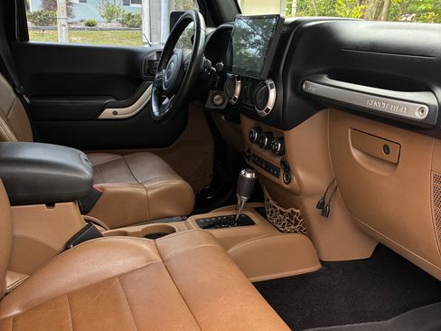 Used 2011 Jeep Wrangler Unlimited Sahara w/ Connectivity Group AWD/4WD image 12