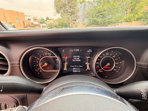 Used 2018 Jeep Wrangler Unlimited Sahara AWD/4WD image 15