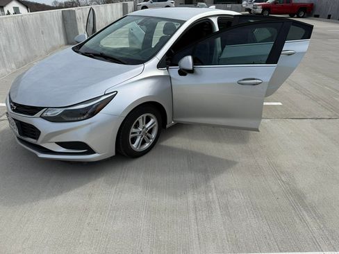 Used 2018 Chevrolet Cruze LT w/ Convenience Package image 8
