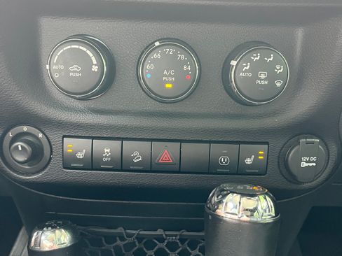 Used 2016 Jeep Wrangler Unlimited Sahara AWD/4WD image 13