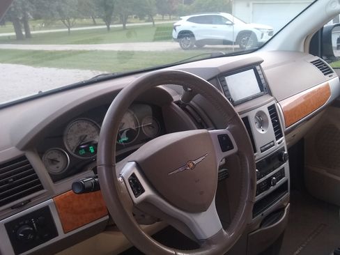 Used 2010 Chrysler Town & Country Limited w/ Safety Sphere Group image 14