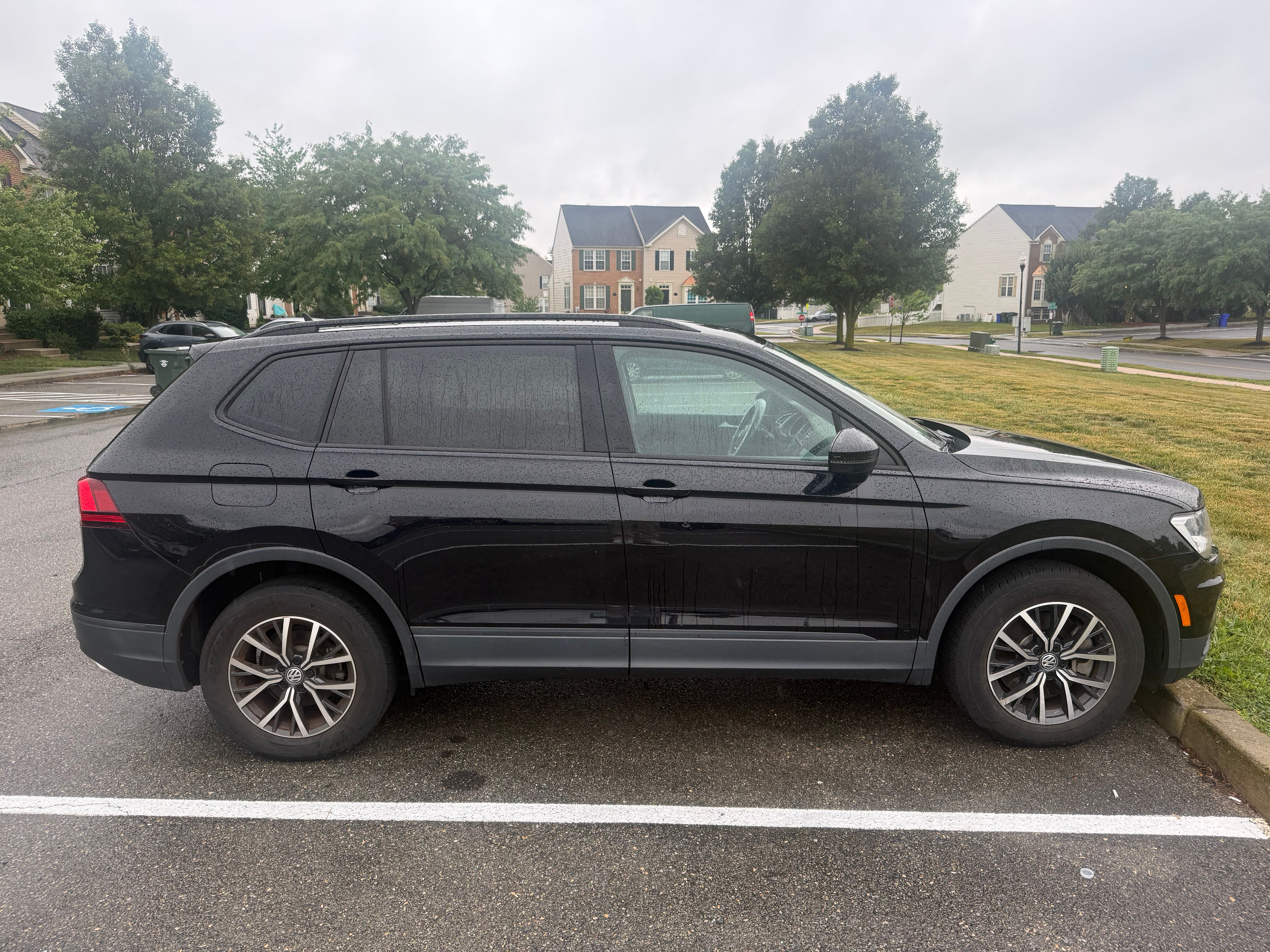 Used 2021 Volkswagen Tiguan S FWD image 2