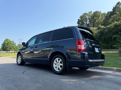 Used 2008 Chrysler Town & Country Touring w/ Entertainment Group #2 FWD image 5