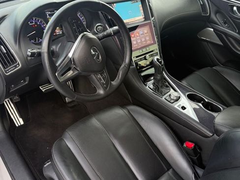Used 2017 INFINITI Q60 Red Sport 400 RWD image 11