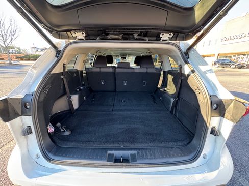 Used 2023 Toyota Highlander LE FWD image 8