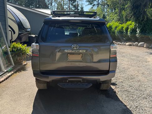 Used 2017 Toyota 4Runner SR5 AWD/4WD image 8
