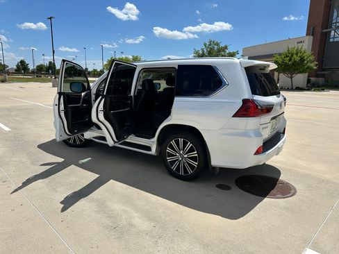 Used 2021 Lexus LX 570 4WD w/ Luxury Package image 13