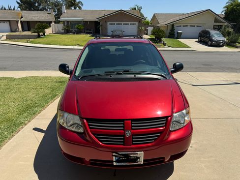 Used 2006 Dodge Caravan SXT w/ Popular Equipment Group I FWD image 2