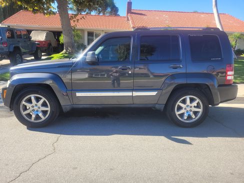 Used 2010 Jeep Liberty Limited w/ Tire & Wheel Group image 12
