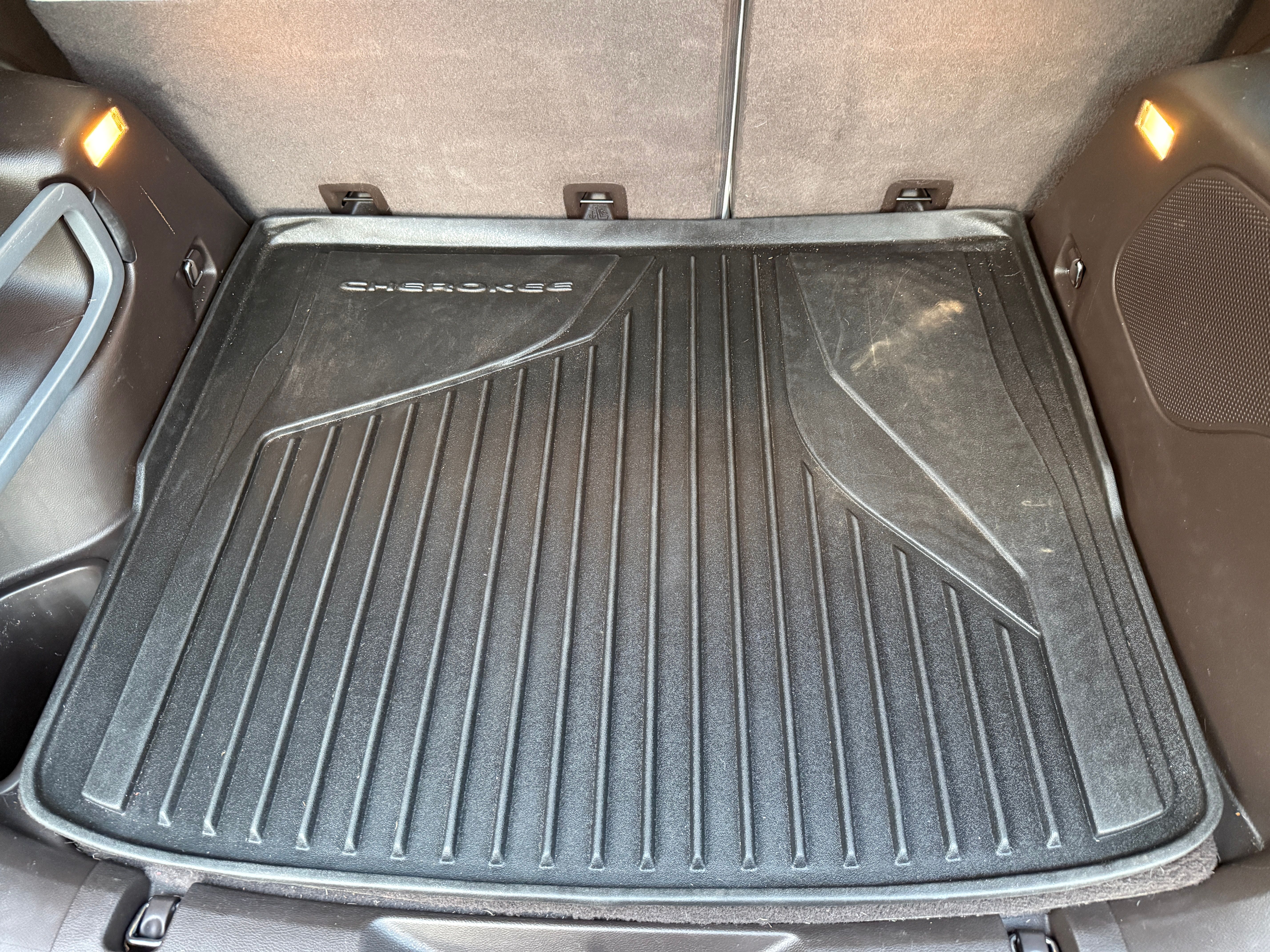 Used 2018 Jeep Cherokee Overland w/ Technology Group AWD/4WD image 11