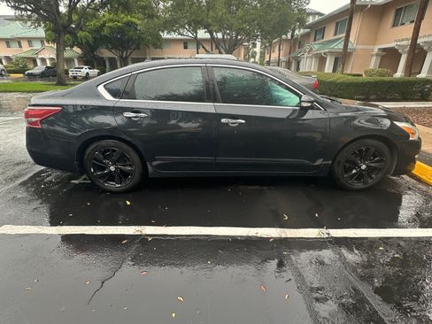 Used 2013 Nissan Altima 2.5 SL w/ Technology Pkg FWD image 5