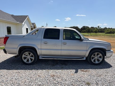 Used 2005 Chevrolet Avalanche Z66 w/ Sun And Sound Package RWD image 2