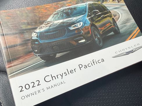 Used 2022 Chrysler Pacifica Touring-L FWD image 9