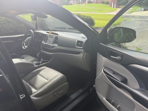 Used 2017 Toyota Highlander XLE FWD image 11