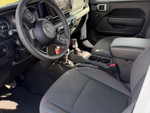 Used 2025 Jeep Wrangler Unlimited Rubicon image 8