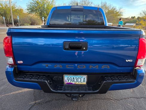 Used 2017 Toyota Tacoma TRD Off-Road image 6