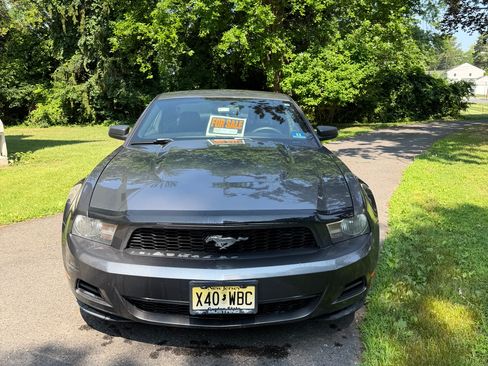 Used 2010 Ford Mustang Premium RWD image 2