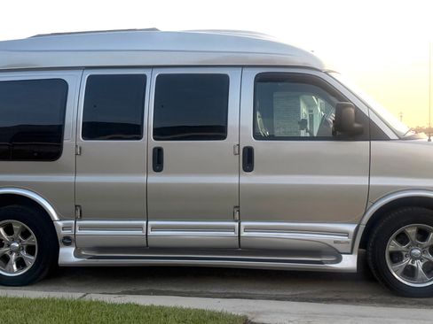 Used 2004 GMC Savana 1500 w/ Preferred Equipment Group RWD image 1