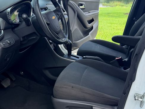 Used 2021 Chevrolet Trax LS w/ Tint and Cruise Package FWD image 6