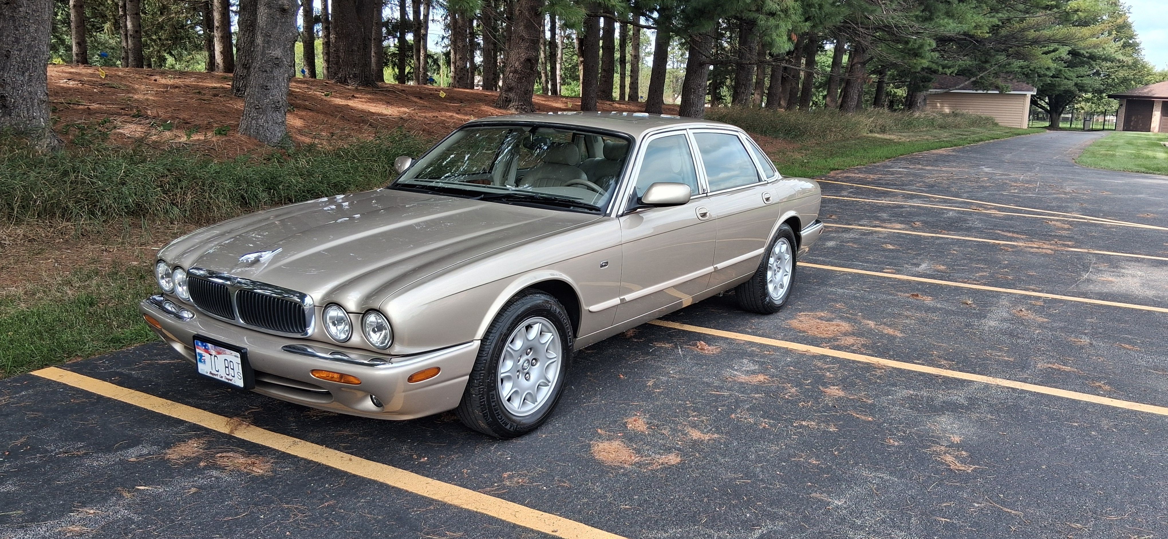 Used 1998 Jaguar XJ8 RWD image 1