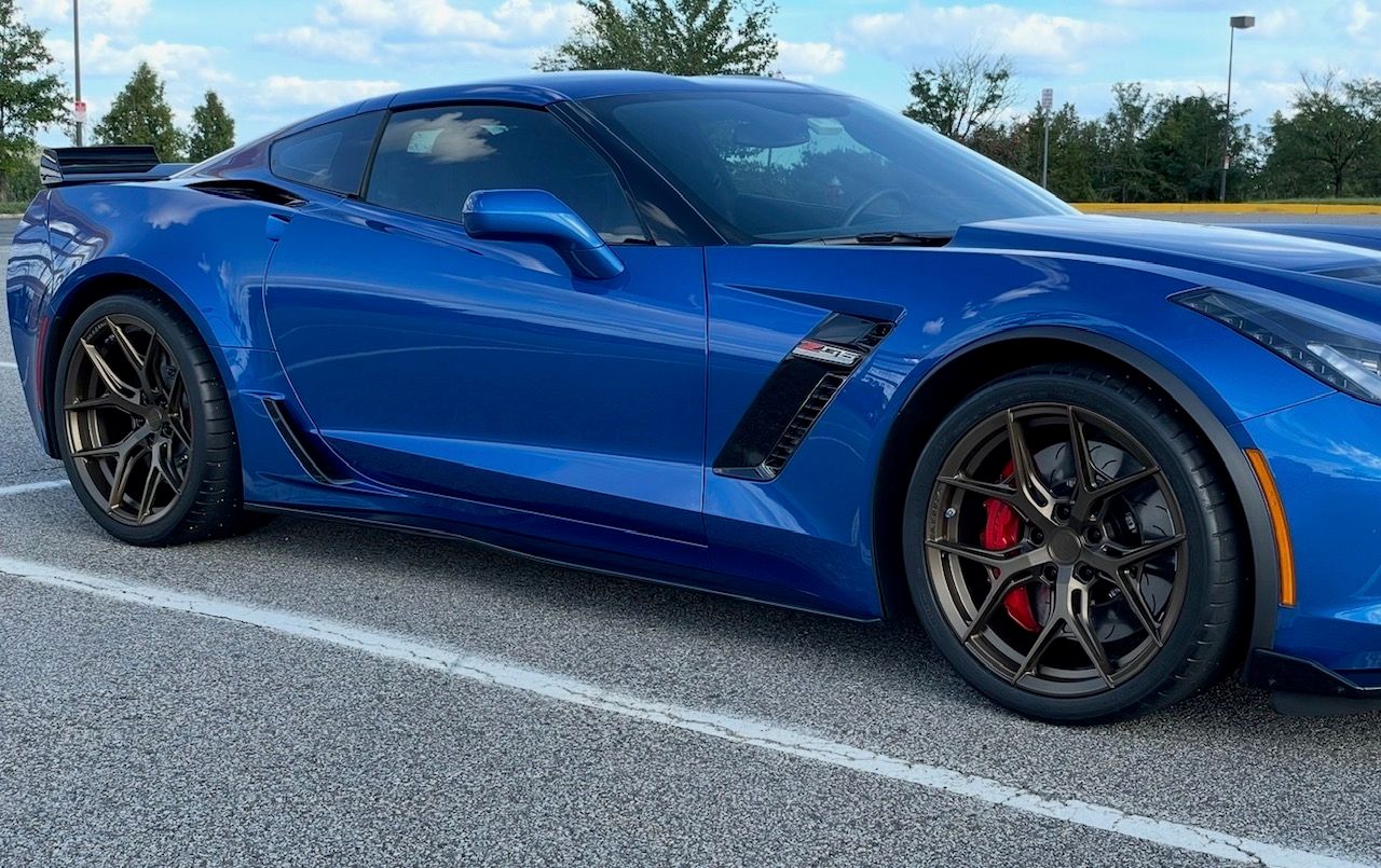 Used 2015 Chevrolet Corvette Z06 w/ 2LZ Preferred Equipment Group RWD image 2