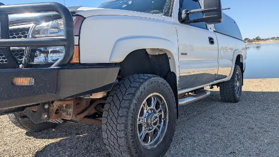 Used 2005 Chevrolet Silverado 2500 LS w/ Heavy-Duty Power Package AWD/4WD image 4