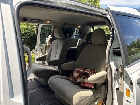 Used 2013 Toyota Sienna L FWD image 8