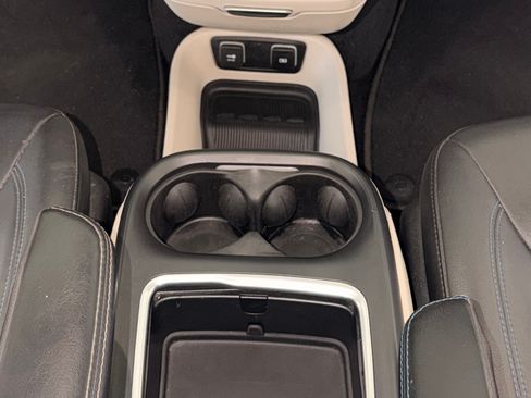 Used 2021 Chrysler Pacifica Touring-L FWD image 30