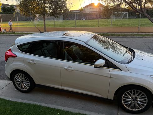 Used 2012 Ford Focus SEL FWD image 4