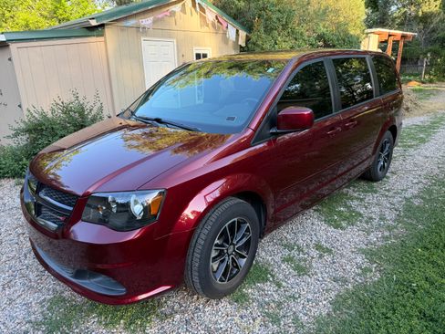 Used 2017 Dodge Grand Caravan SE FWD image 1