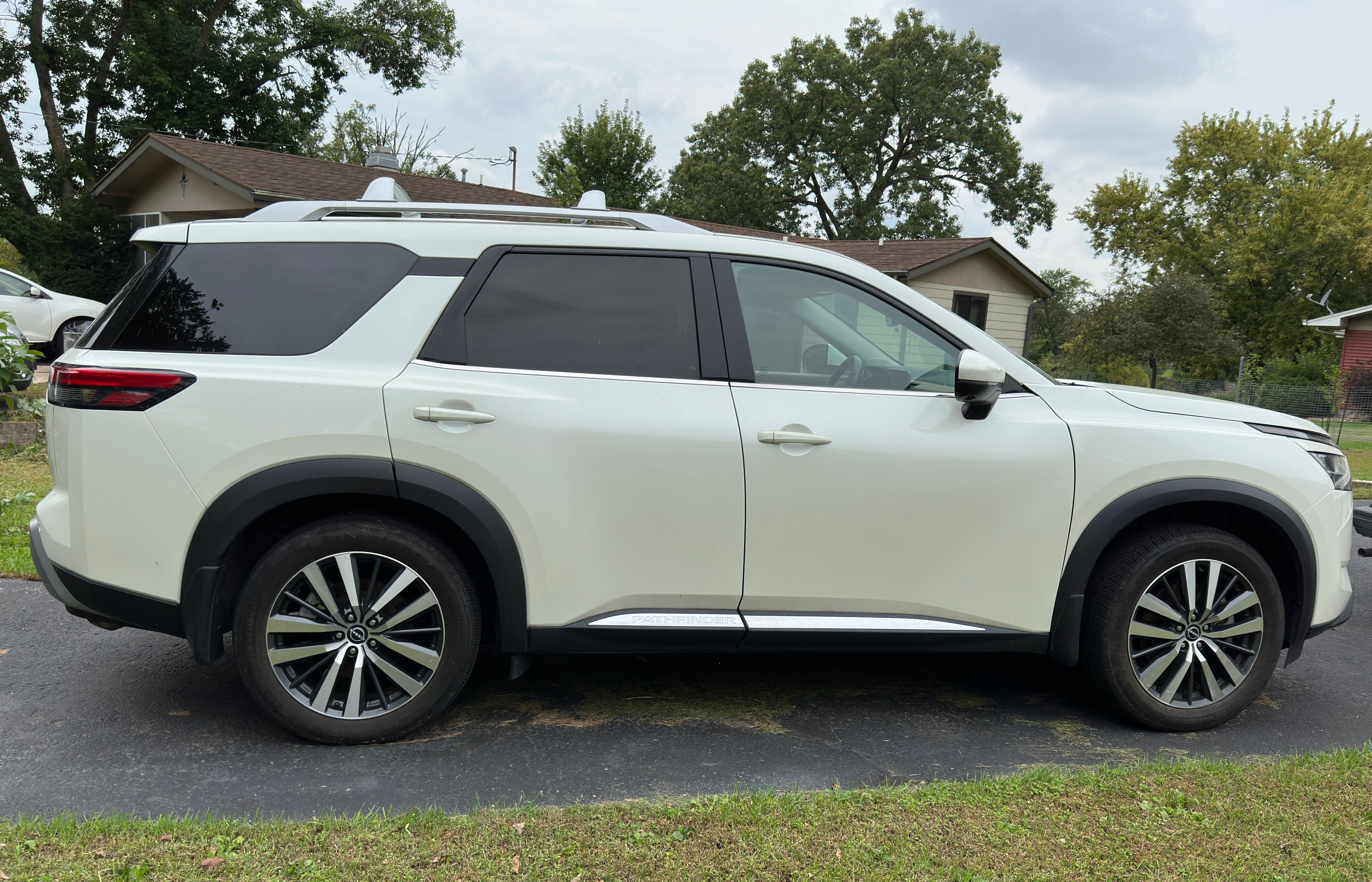 Used 2022 Nissan Pathfinder Platinum w/ Cargo Package AWD/4WD image 1