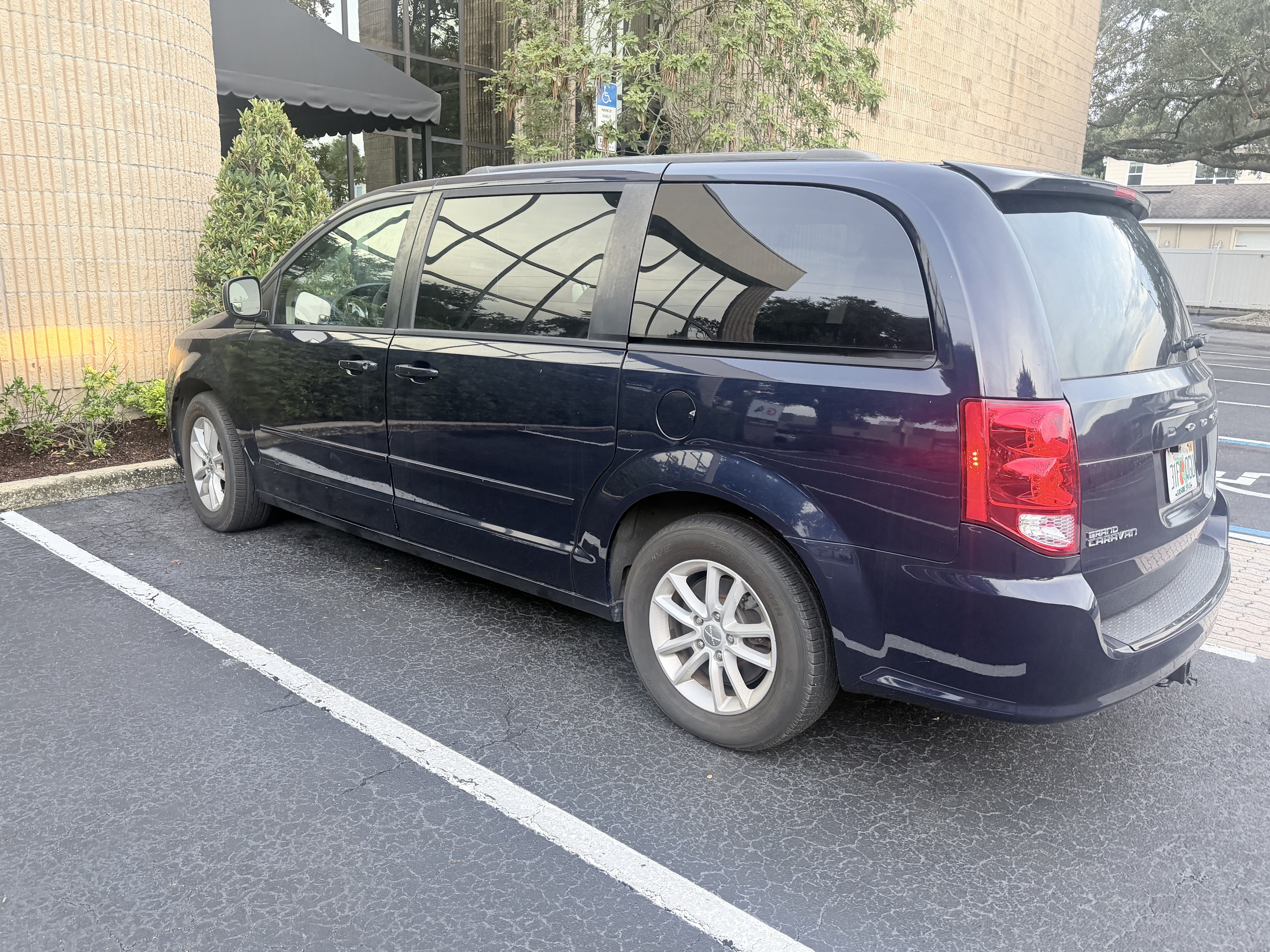 Used 2015 Dodge Grand Caravan SXT FWD image 1