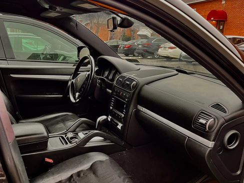 Used 2010 Porsche Cayenne Sport Utility 4D image 12
