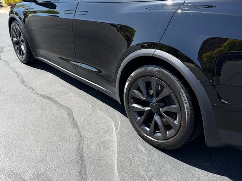 Used 2022 Tesla Model X image 11