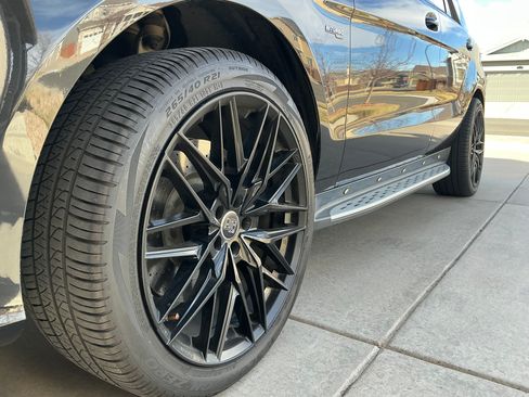 Used 2019 Mercedes-Benz GLE 43 AMG 4MATIC w/ Parking Assist Package image 10