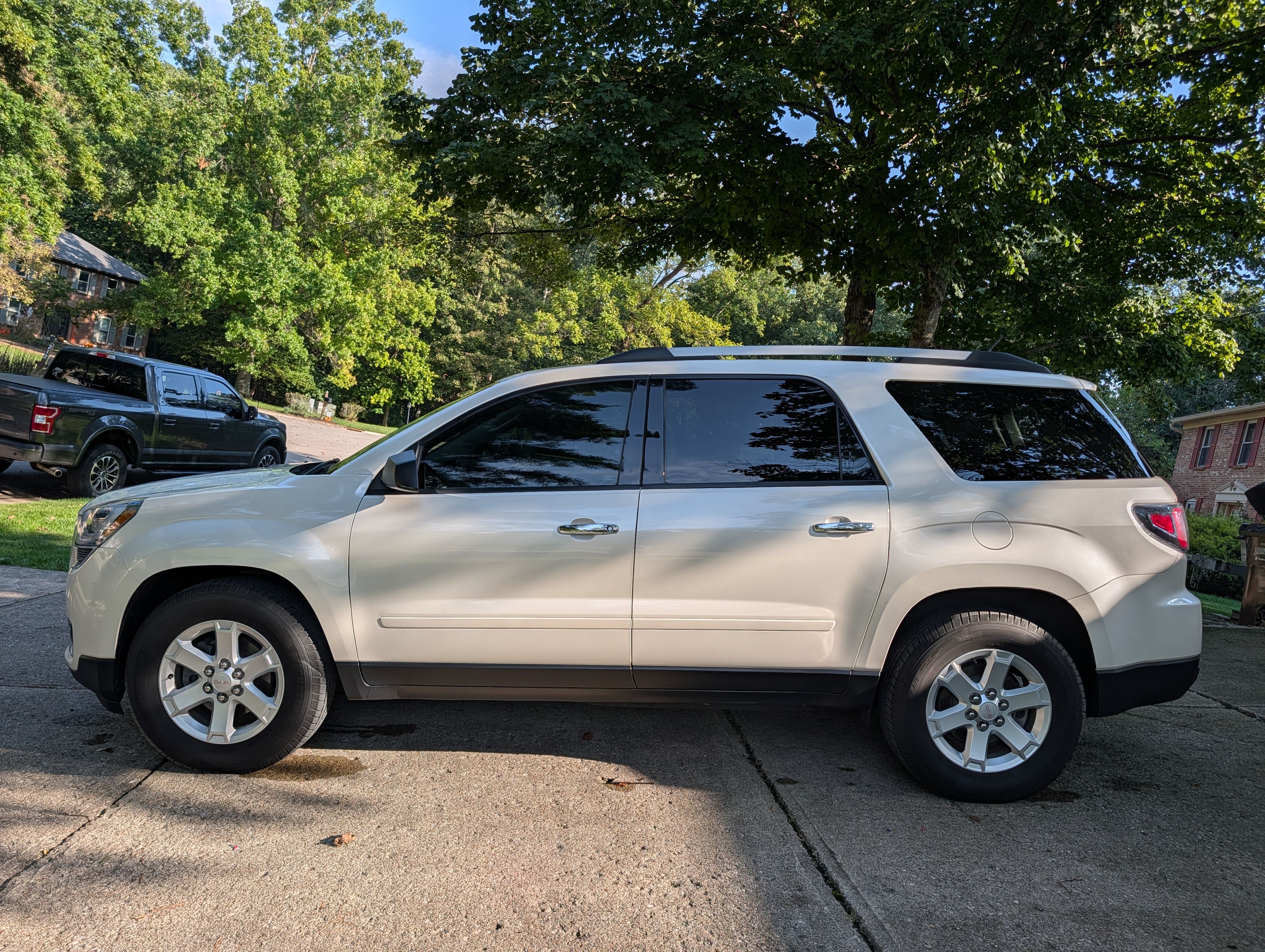 Used 2015 GMC Acadia SLE FWD image 2