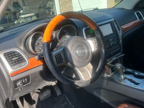 Used 2013 Jeep Grand Cherokee Overland AWD/4WD image 5
