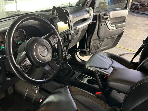 Used 2013 Jeep Wrangler Unlimited Rubicon w/ Max Tow Pkg AWD/4WD image 6