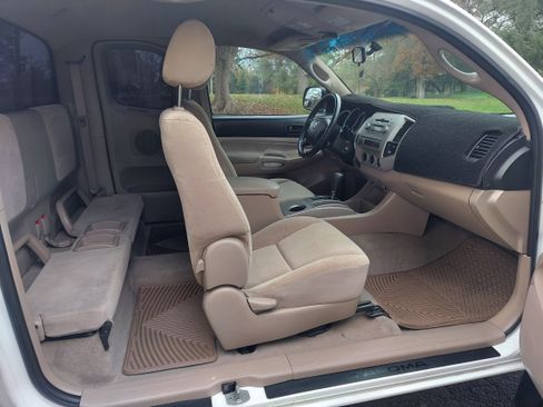 Used 2006 Toyota Tacoma PreRunner image 2